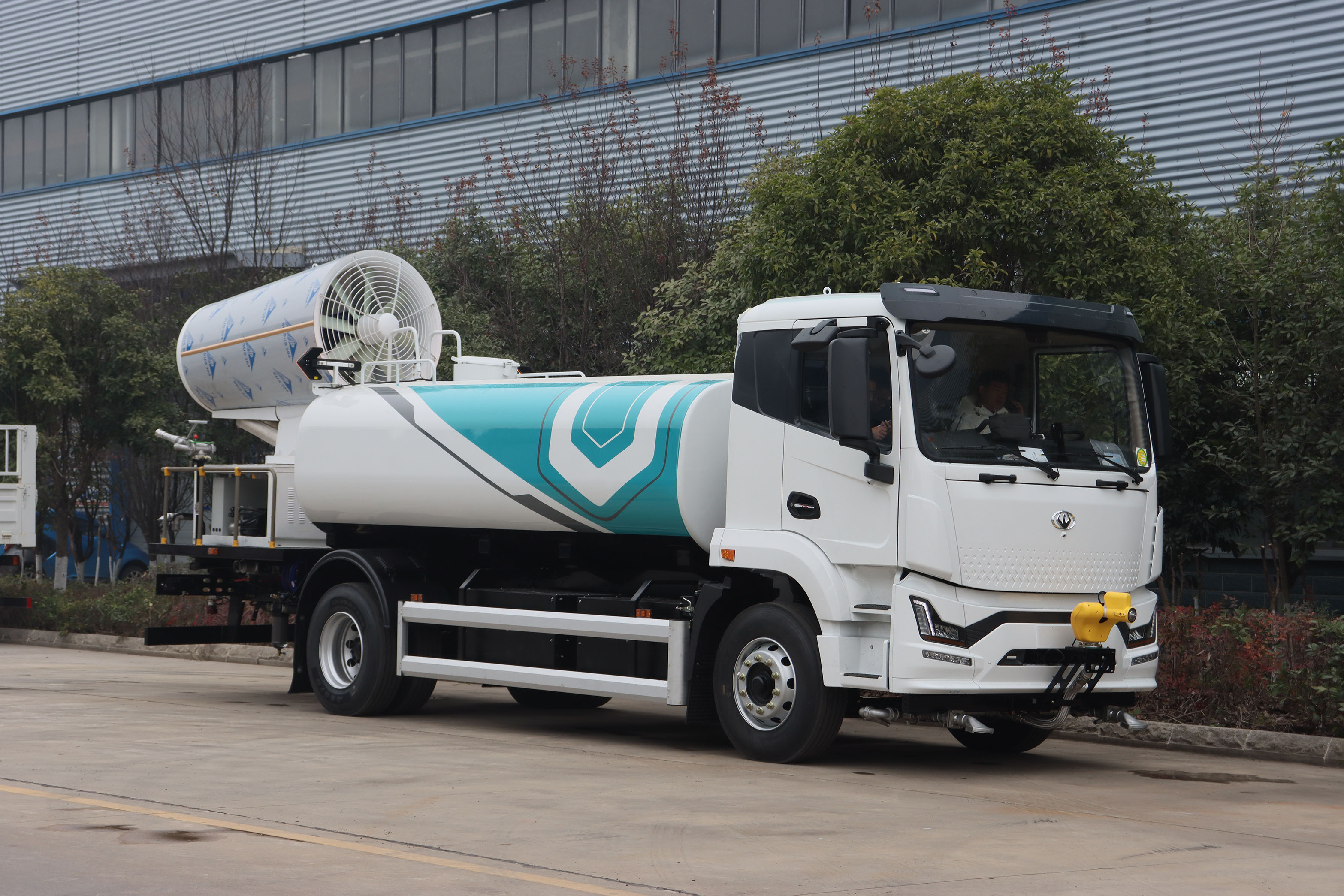 程力壹為10方純電動(dòng)多功能抑塵車