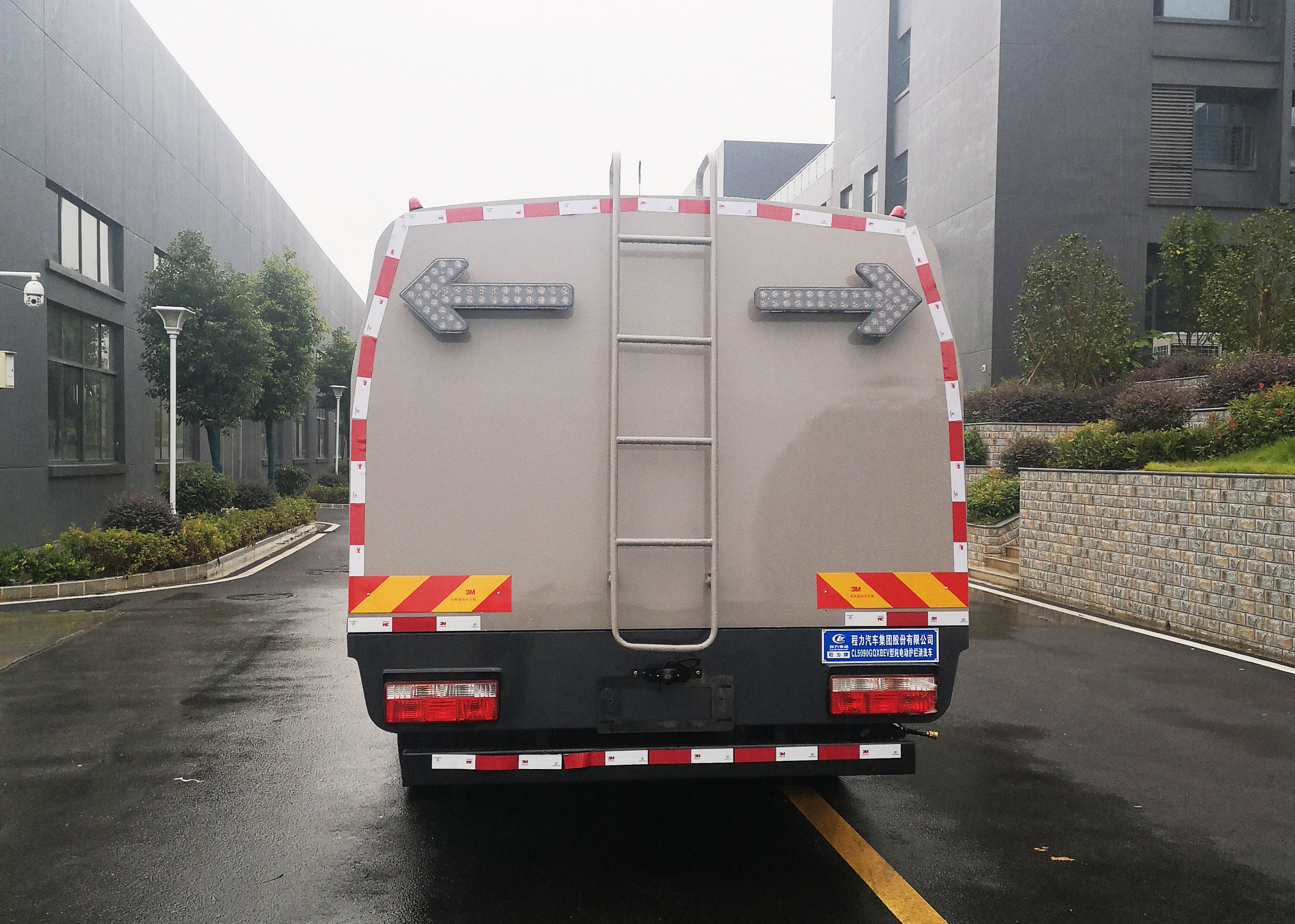 東風(fēng)凱普特純電動4方護(hù)欄清洗車圖片5