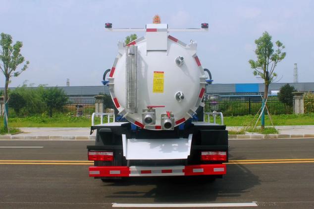 東風(fēng)凱普特純電動吸污車圖片5