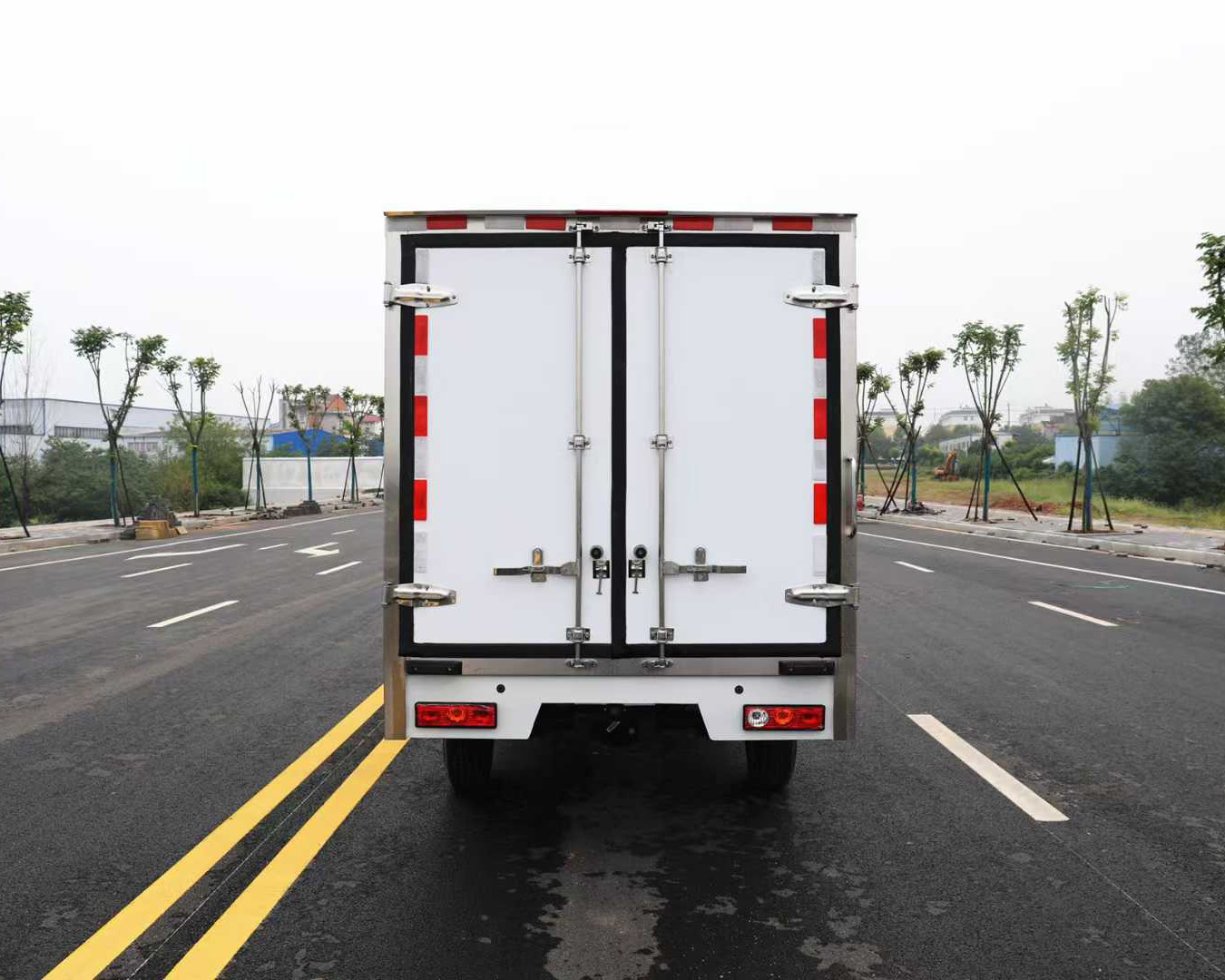 吉利?F1E 純電動箱式冷藏運輸車F類圖片5