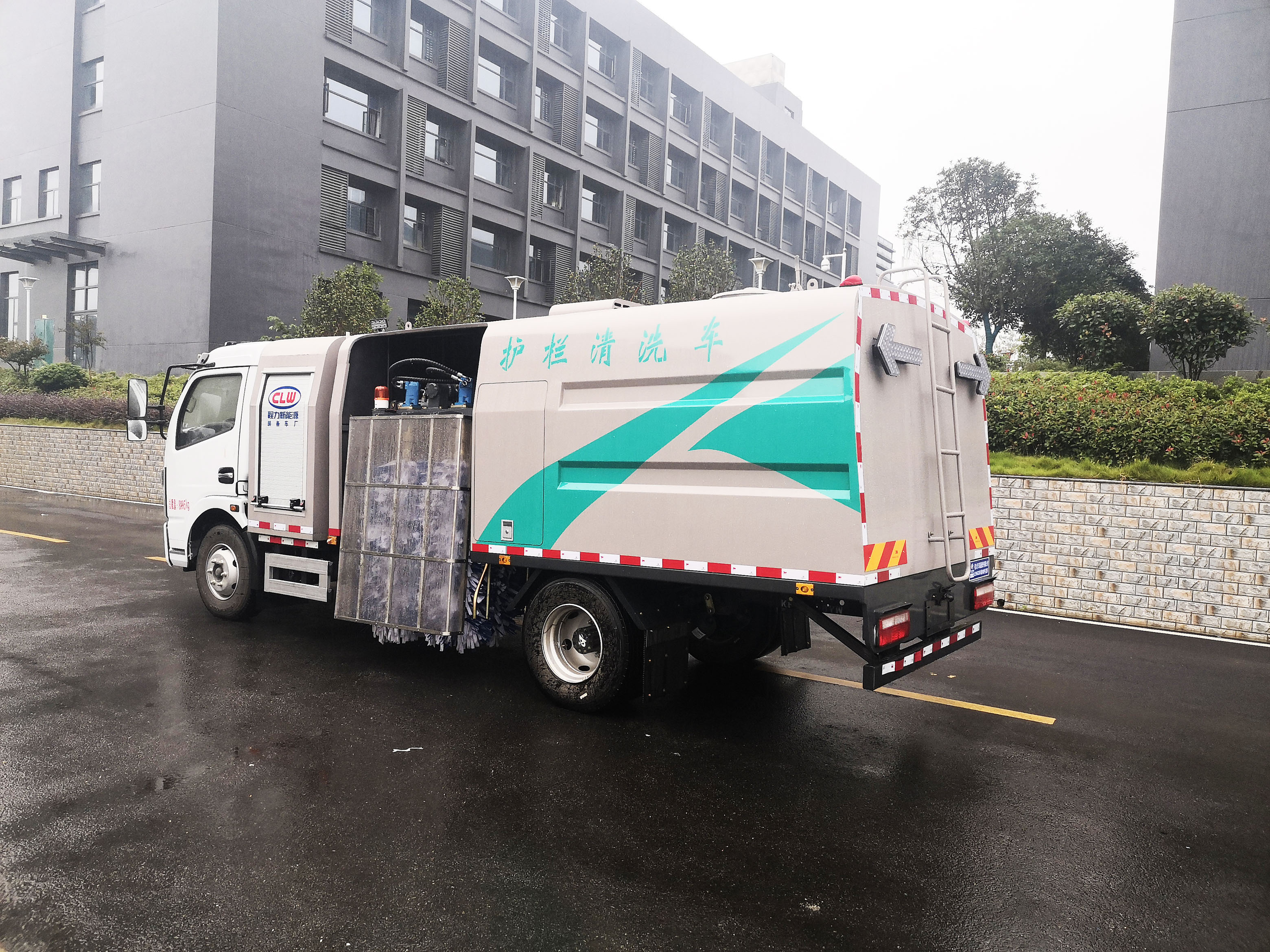 東風(fēng)凱普特純電動4方護(hù)欄清洗車圖片4