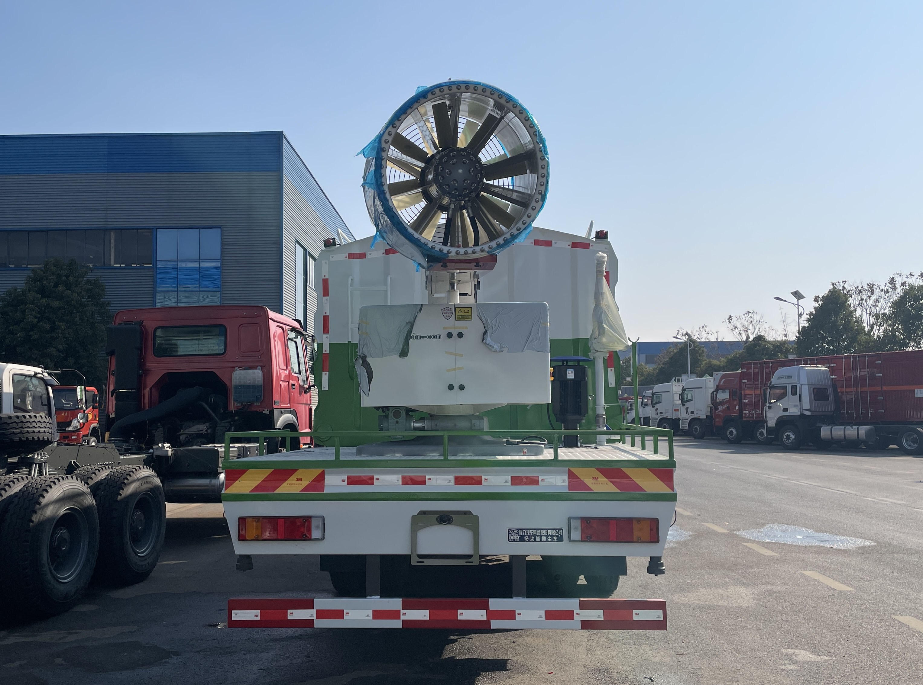 東風(fēng)天龍后雙橋多功能霧炮抑塵車圖片5