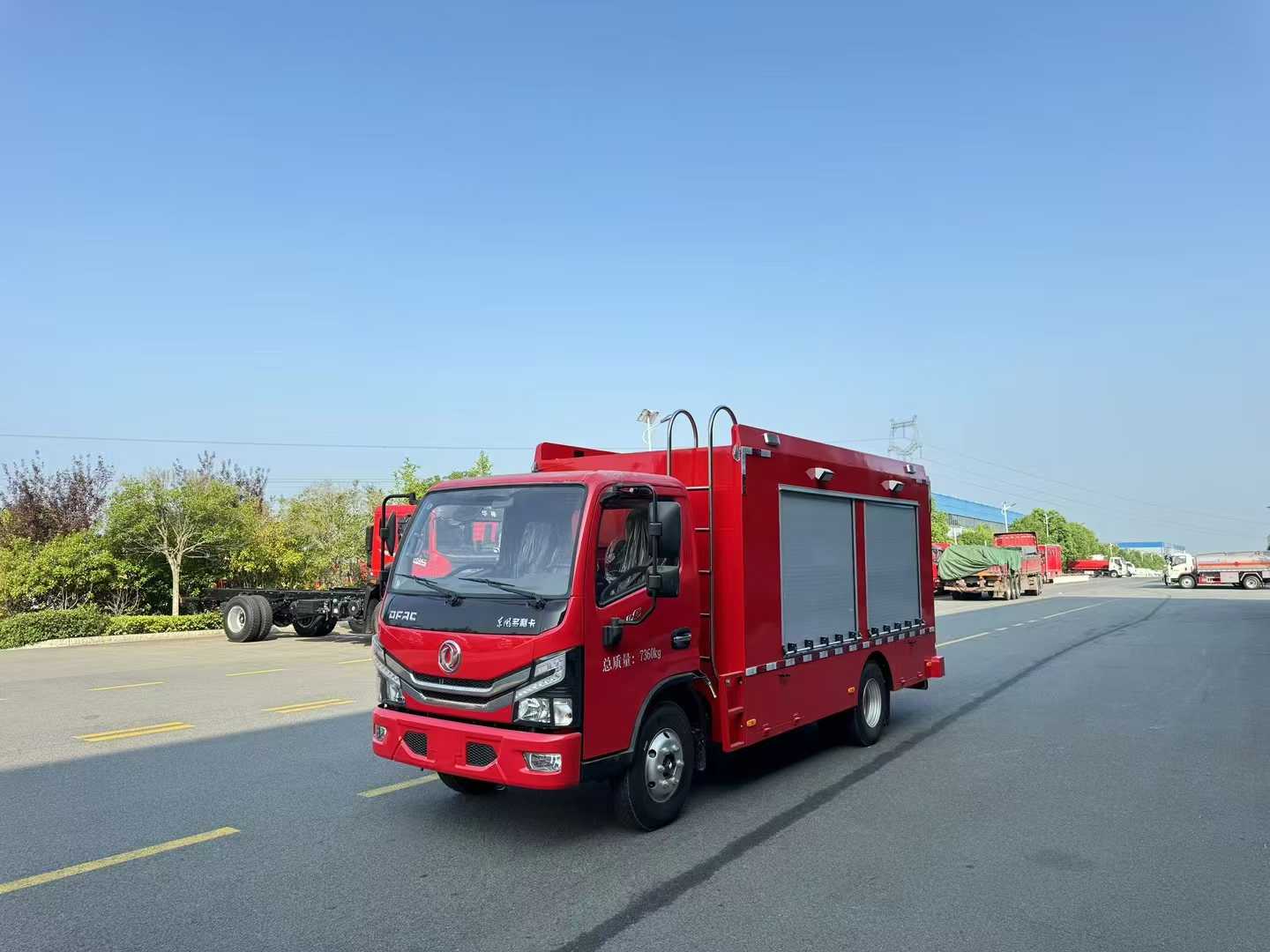 東風多利卡高端裝備運輸車